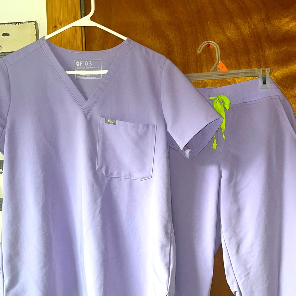 FIGS M/L scrubs